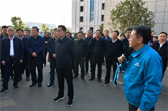 市委書記孔曉宏（前排中）在皖南電氣公司年產(chǎn)1000萬kW中小功率超高效電動機(jī)制造基地項(xiàng)目現(xiàn)場