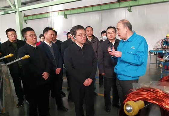 市委書記孔曉宏在皖南電氣公司年產(chǎn)1000萬kW中小功率超高效電動機(jī)制造基地項(xiàng)目現(xiàn)場
