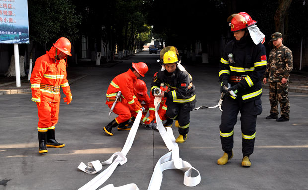 消防官兵和皖南電機(jī)消防隊員聯(lián)勤聯(lián)訓(xùn)