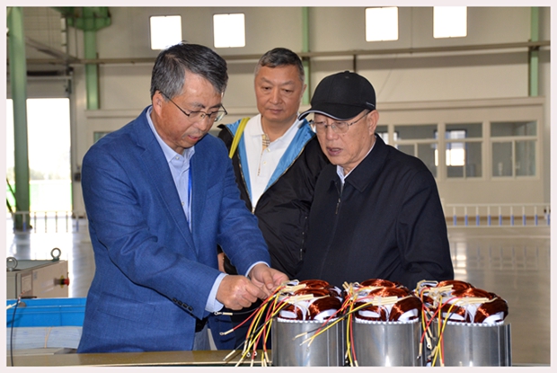 圖為中國機械工業(yè)聯(lián)合會特別顧問蔡惟慈（右一）、上海電器科學研究所(集團)有限公司黨委書記鄒孟奇（中）在公司副總經(jīng)理孫躍（左一）的陪同下參觀皖南電機生產(chǎn)車間