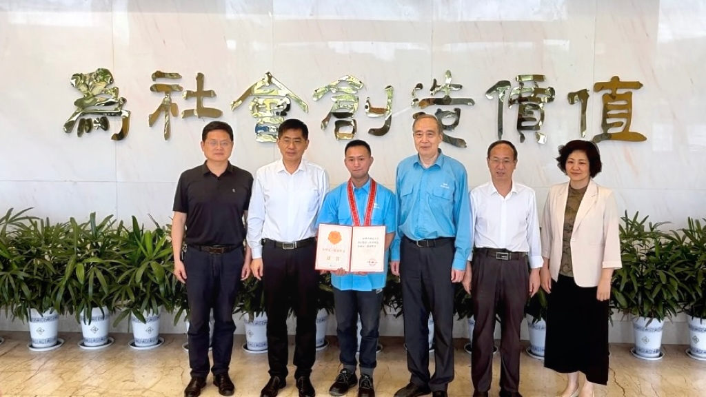 省、市總工會(huì)為皖南電機(jī)“全國(guó)五一勞動(dòng)獎(jiǎng)?wù)?rdquo;獲得者授牌頒獎(jiǎng)